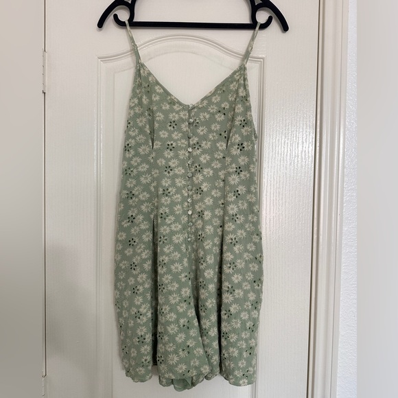 American Eagle Daisies Sage Green & white Romper Size Small - Picture 2 of 12